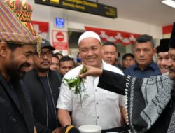 Mualem Disambut Meriah Setibanya di Bandara SIM