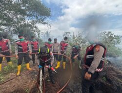 Personel Polres Nagan Raya Padamkan Kebakaran Hutan dan Lahan