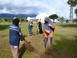 DLH Aceh Besar Bersihkan Lingkungan Masjid Al-Munawwarah Jantho