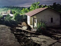 Tanah Longsor Aakibatkan Dua KK Mengungsi di Pante Bidari
