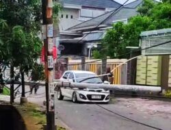 Tiang Listrik dan Pohon Tumbang Timpa Mobil di Banda Aceh