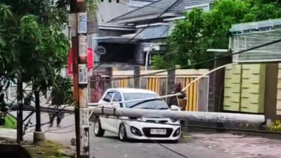 Tiang Listrik dan Pohon Tumbang Timpa Mobil di Banda Aceh