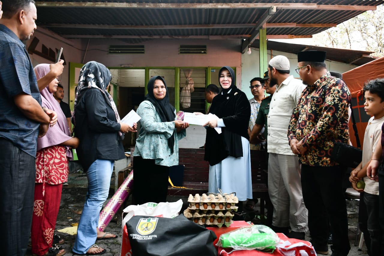 Korban Kebakaran di Ateuk Pahlawan Dapat Bantuan Masa Panik