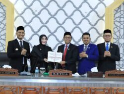 Pemko Banda Aceh Serahkan Raqan Pajak dan Retribusi ke DPRK