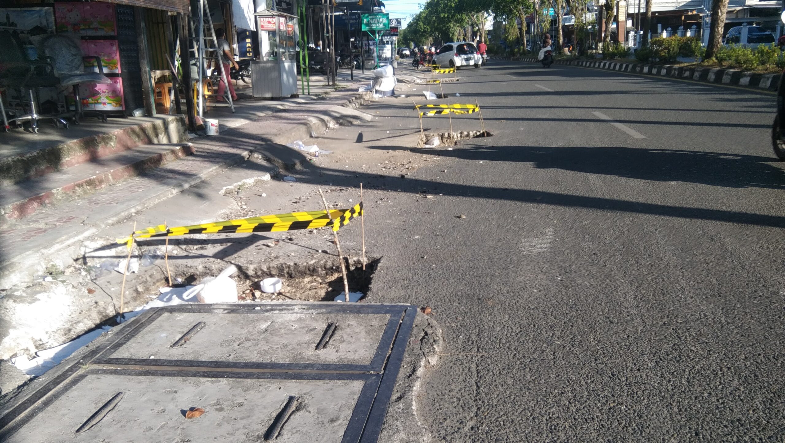 Jalan Teuku Umar dalam Perbaikan, PUPR Aceh Barat Imbau Warga Waspada