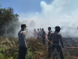 Polisi Bersama Tim Gabungan Padamkan Karhutla di Johan Pahlawan
