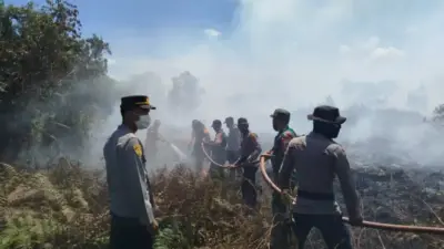Polisi Bersama Tim Gabungan Padamkan Karhutla di Johan Pahlawan
