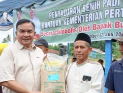 Bupati Salim Fakhry Salurkan Benih Padi Inbrida Sawah