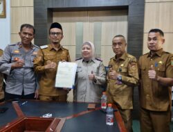 HRB Terima Sertipikat Tanah SR dari Kakan BPN Subulussalam