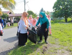 Pengurus DWP Aceh Barat Lakukan Aksi Bersih Lingkungan di Suak Indrapuri