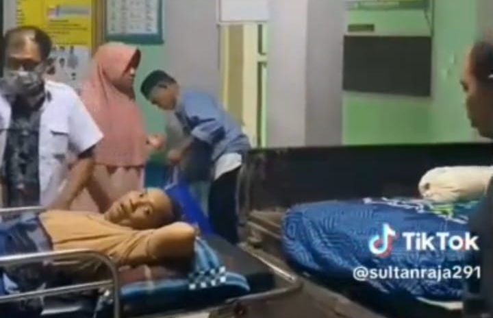 Viral di Medsos, Pasien Dibawa dengan Pikap Karena Ambulans Tak Ada di Tempat