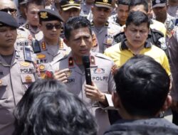 Puluhan Mahasiswa Lakukan Aksi di Depan Mapolda Aceh
