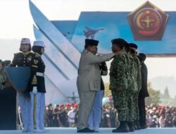 Prabowo Anugerahkan Jenderal Bintang 4 untuk Yunus Yosfiah