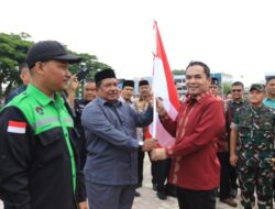 Pemko Lhokseumawe bagi Bendera Merah Putih dalam Rangka HUR RI ke-80