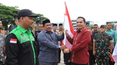 Pemko Lhokseumawe bagi Bendera Merah Putih dalam Rangka HUR RI ke-80