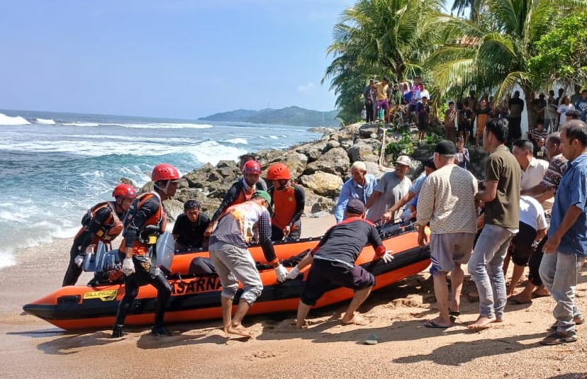 Jasad Pemancing yang Terseret Ombak Ditemukan  Mil dari Pantai Lhok Keutapang