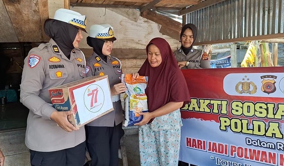 Peringati HUT ke-77, Polwan Polda Aceh Bagikan Paket Sembako
