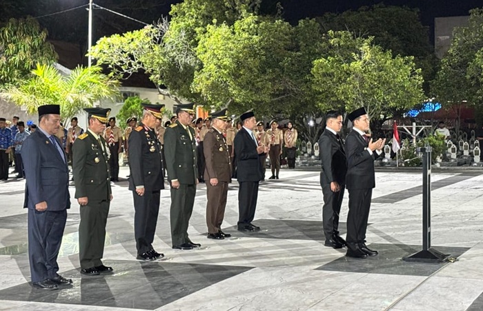 Wagub Fadhlullah Pimpin Renungan Suci di Taman Makam Pahlawan
