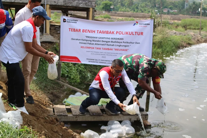 Pertamina Patra Niaga Tebar 3.000 Benur Bandeng di Tambak Warga
