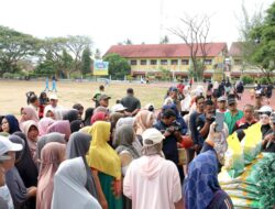 Masyarakat Padati Penyaluran Beras SPHP di Lapangan Pemuda