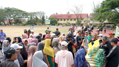 Masyarakat Padati Penyaluran Beras SPHP di Lapangan Pemuda