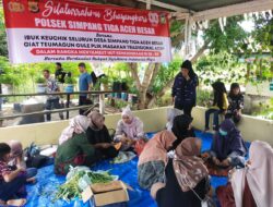 Polsek Simpang Tiga Masak “Kuah Pliek ‘U” Bersama Ibu Keuchik