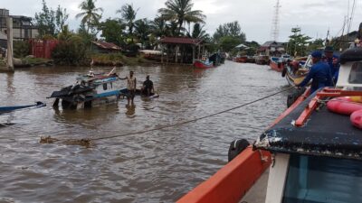 Satpolairud Evakuasi Kapal Karam di Sungai Krueng Cangkoi