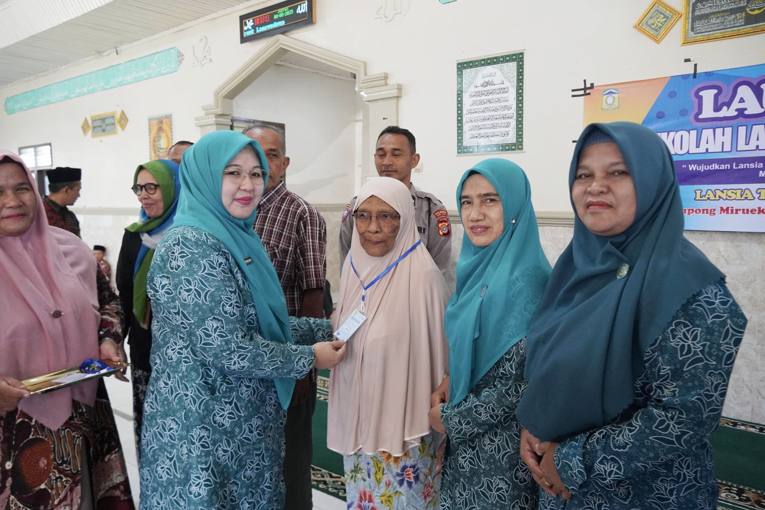 Lansia Miruek Lamreudeup Mulai Masuk Sekolah
