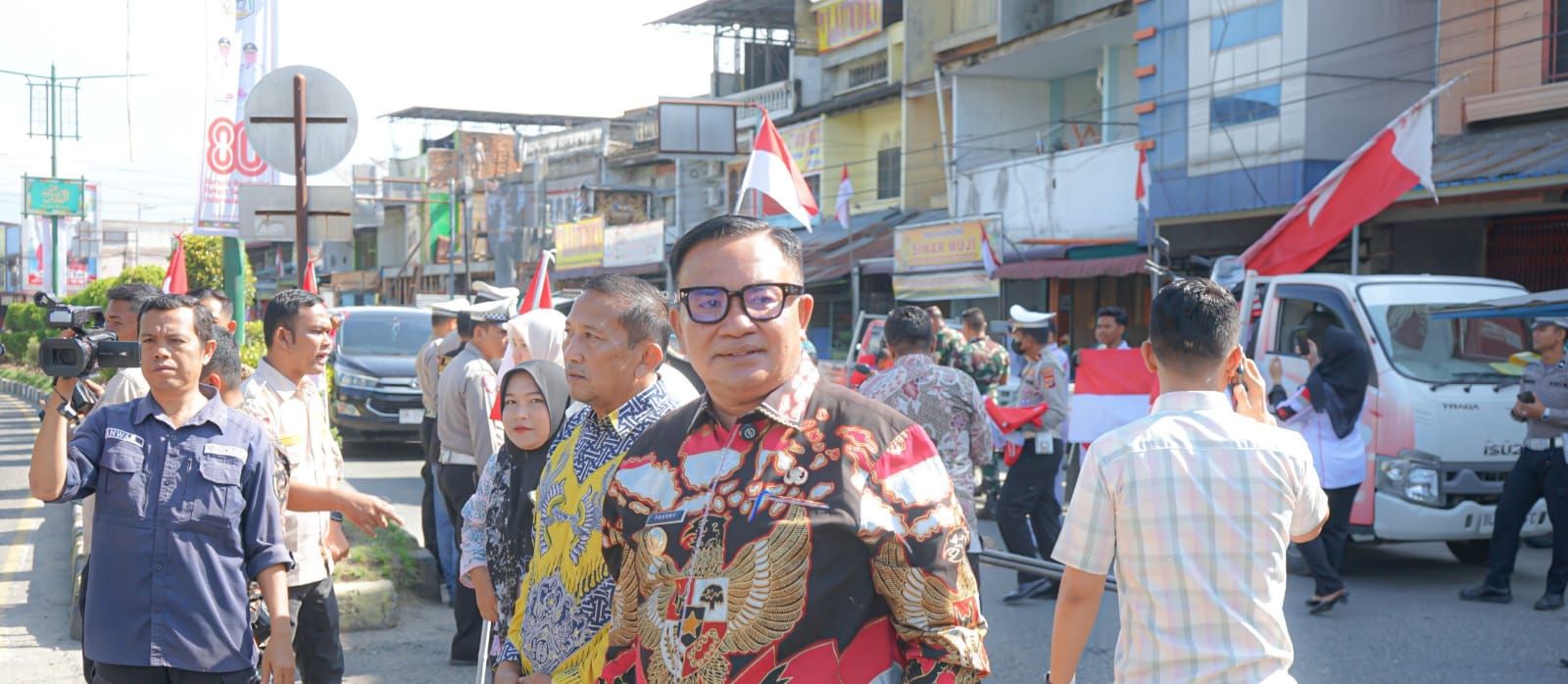Jelang HUT RI Ke-80, Bupati Fakhry Bagikan 10 Juta Bendera