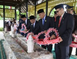 Bupati Aceh Besar Ziarah ke Makam Pahlawan Teuku Nyak Arief