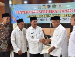 80 Nazir di Aceh Besar Terima Sertifikat Tanah Wakaf Periode II