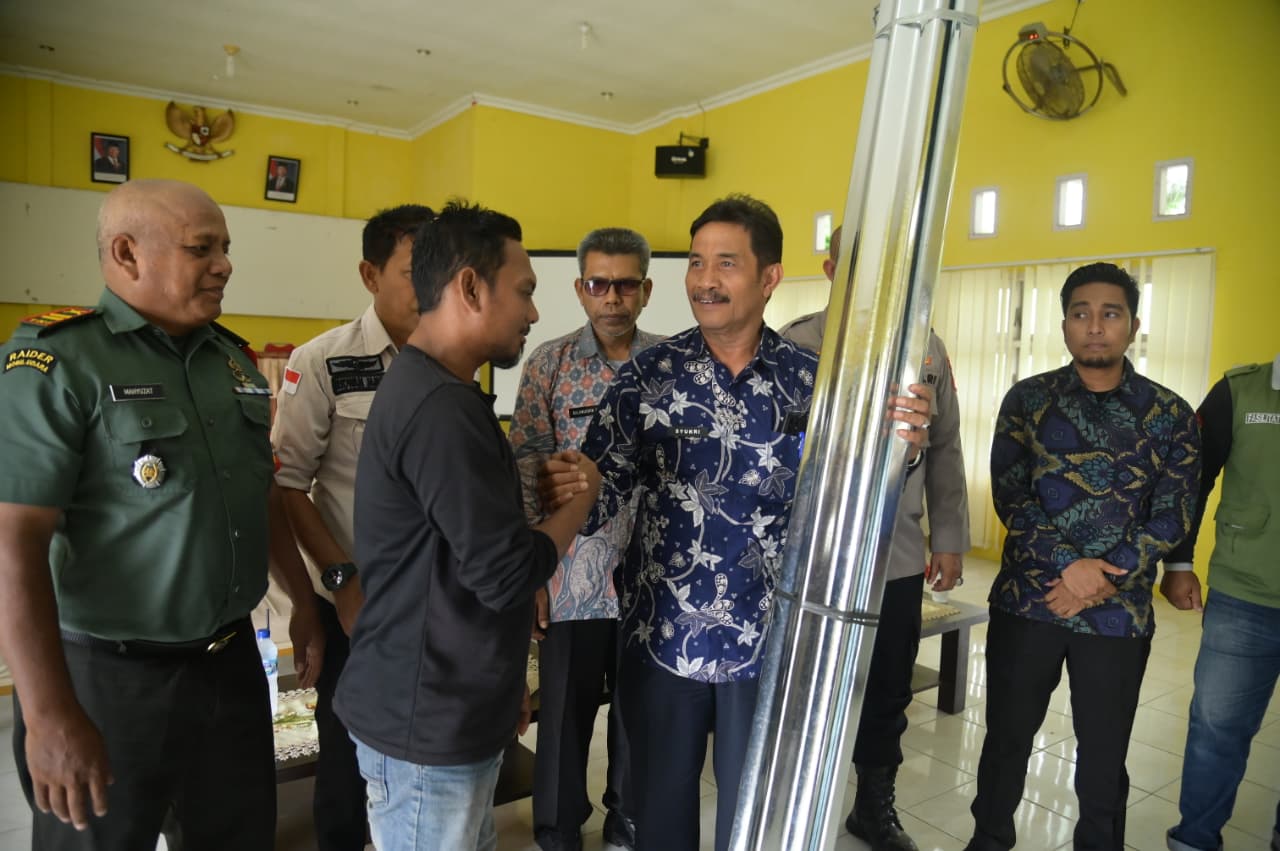 Korban Angin Kencang di Peukan Bada Dapat Bantuan Material
