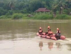 Dikabarkan Anak dan Ayah Hanyut Tenggelam Bersama di Sungai Tamiang