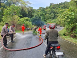 Polsek Trumon dan Forkopimcam Bersihkan Tumpahan CPO di Jalan Nasional