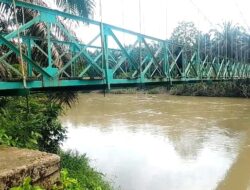 Erosi Tebing Sungai Parah, Titi Gantung Tebing Tinggi Alur Tani Dua Terancam Ambruk