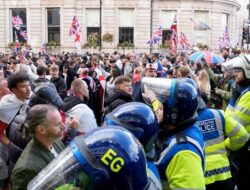 Polisi dan Demonstran Bentrok dalam Protes Anti-Imigran di London