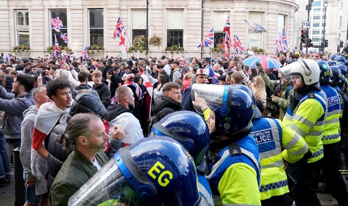 Polisi dan Demonstran Bentrok dalam Protes Anti-Imigran di London