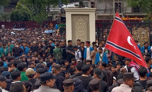 Massa Kepung DPRA