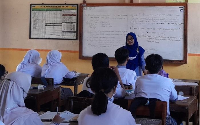 Guru di kelas