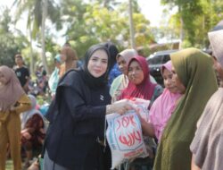 TP-PKK Lhokseumawe dan Bank Aceh Salurkan Sembako untuk Warga