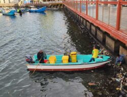DLHK Bersihkan Teluk Sabang dari Sampah Plastik