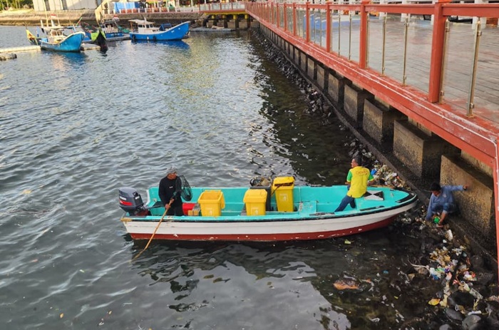 DLHK Bersihkan Teluk Sabang dari Sampah Plastik