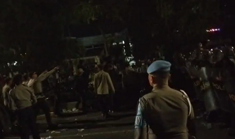 Demo hampir rusuh