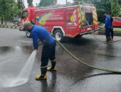 Damkar Bersihkan Tumpahan Solar di Jalan
