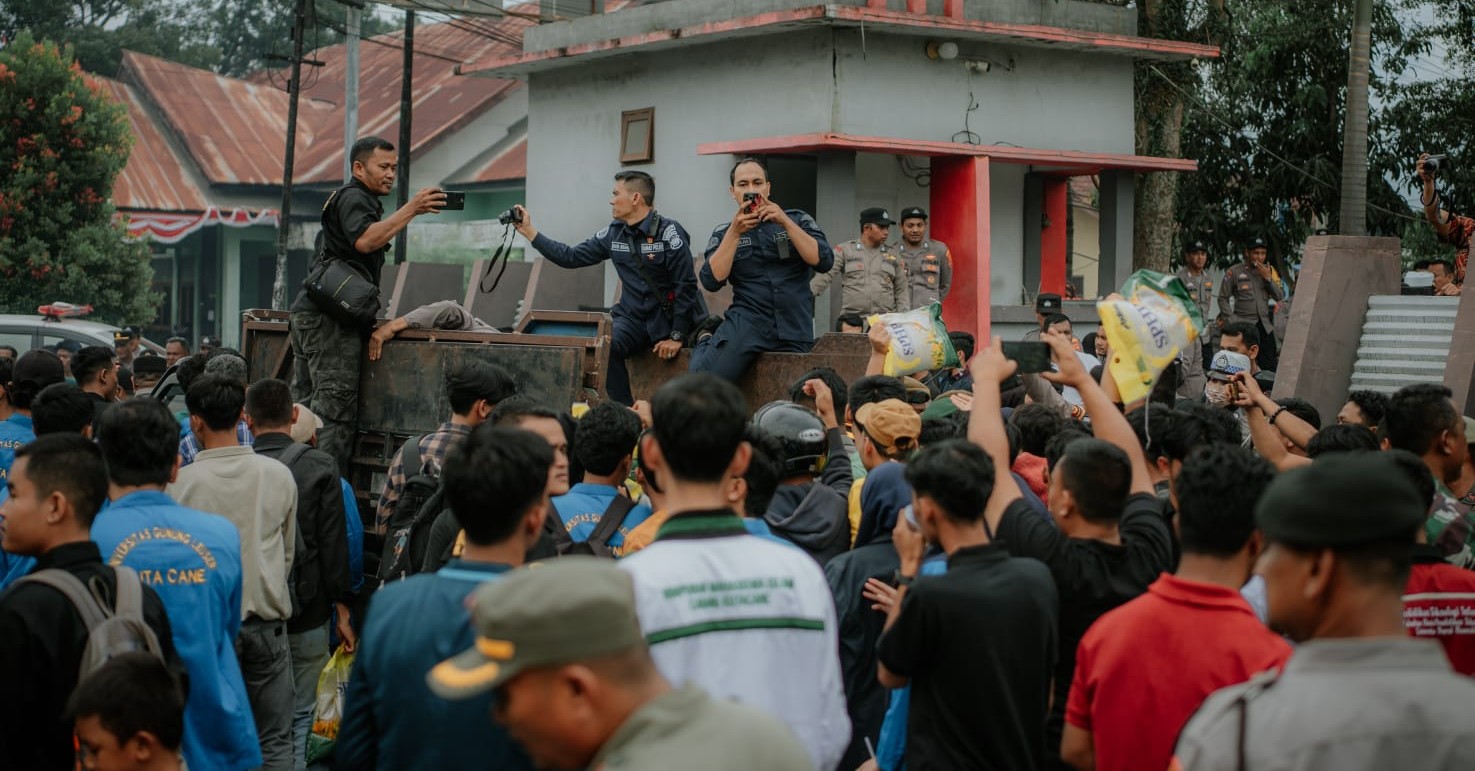 Mahasiswa Bantah Pembagian Beras dan Semangka untuk Meredam Aksi