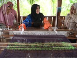 Dekranasda Aceh Besar Kunjungi Rumah tenun Mutiara