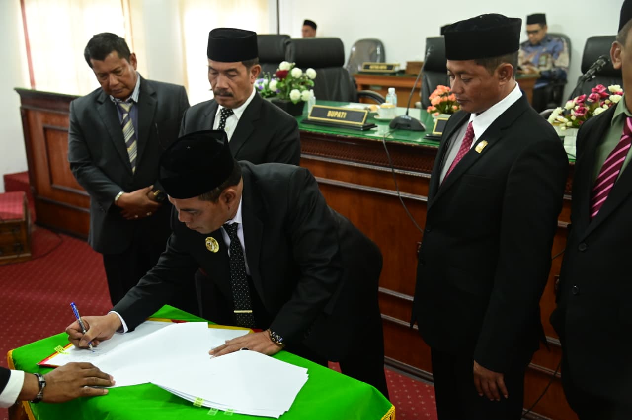 Bupati Muharram Idris Sampaikan Penjelasan di Paripurna DPRK
