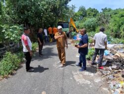 DLH Angkut Tumpukan Sampah Liar di Lhoknga