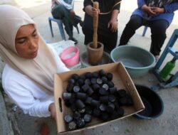 UMKM Lamkeunung Darussalam Sulap Ampas Kopi Jadi Briket