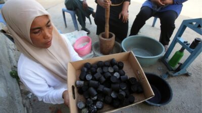 UMKM Lamkeunung Darussalam Sulap Ampas Kopi Jadi Briket